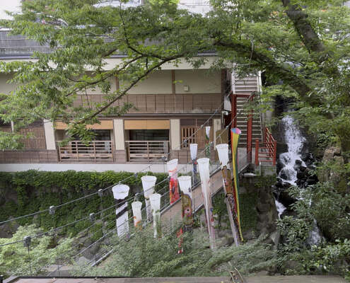 Shuzenji Onsen Ryokan Brücke zu den Zimmern
