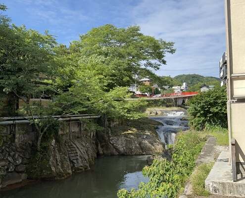 Shuzenji Onsen, auf Beiden Seiten diese Bachs liegt der Ryokan