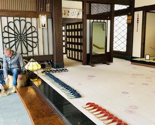 Shuzenji Onsen, Ryokan Eingang mit Schuhfächern
