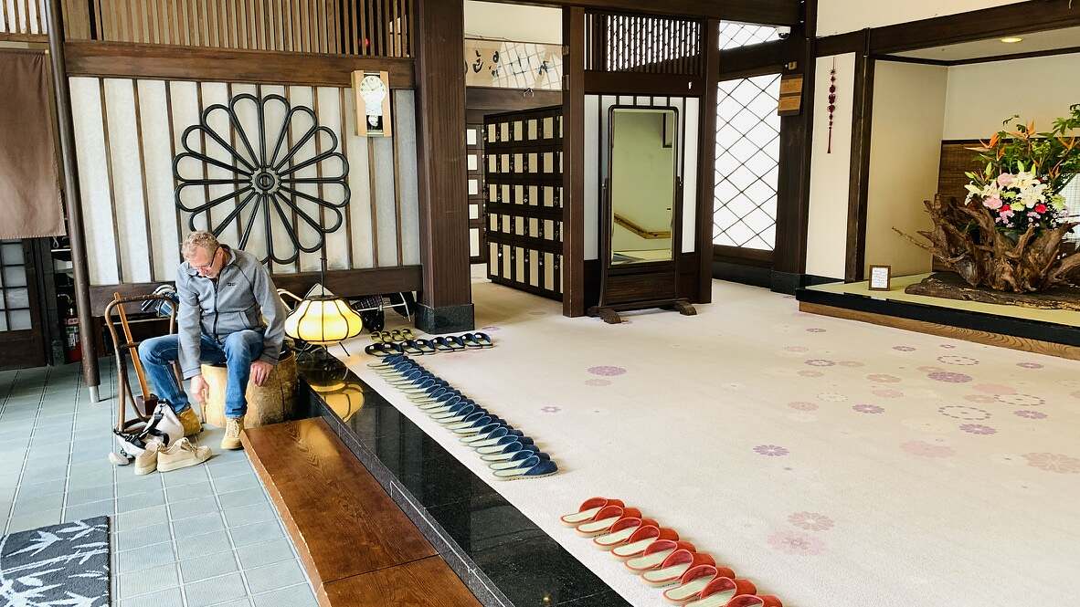 Shuzenji Onsen, Ryokan Eingang mit Schuhfächern